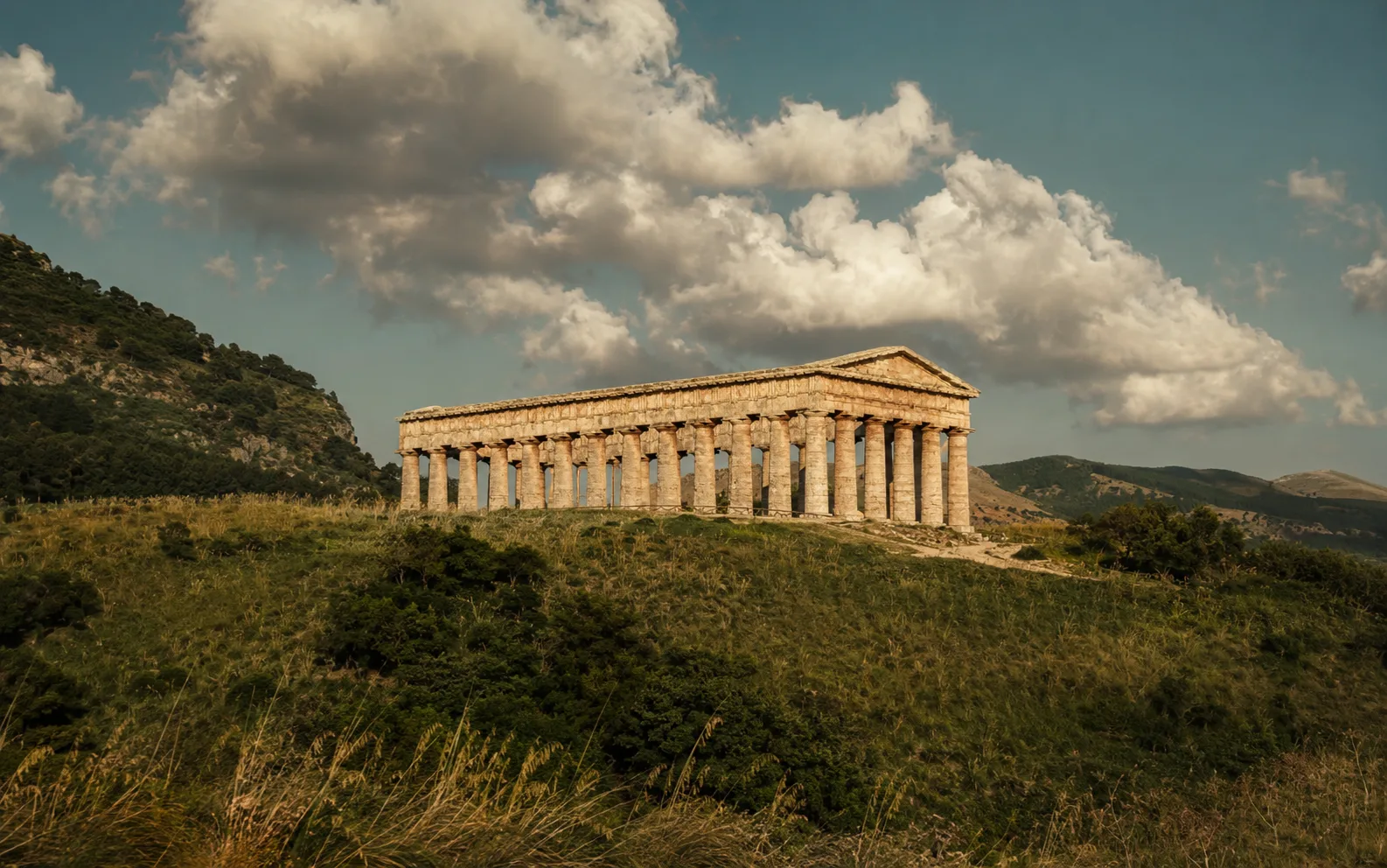 L'antico tempio dorico di Segesta, isolato su una collina siciliana