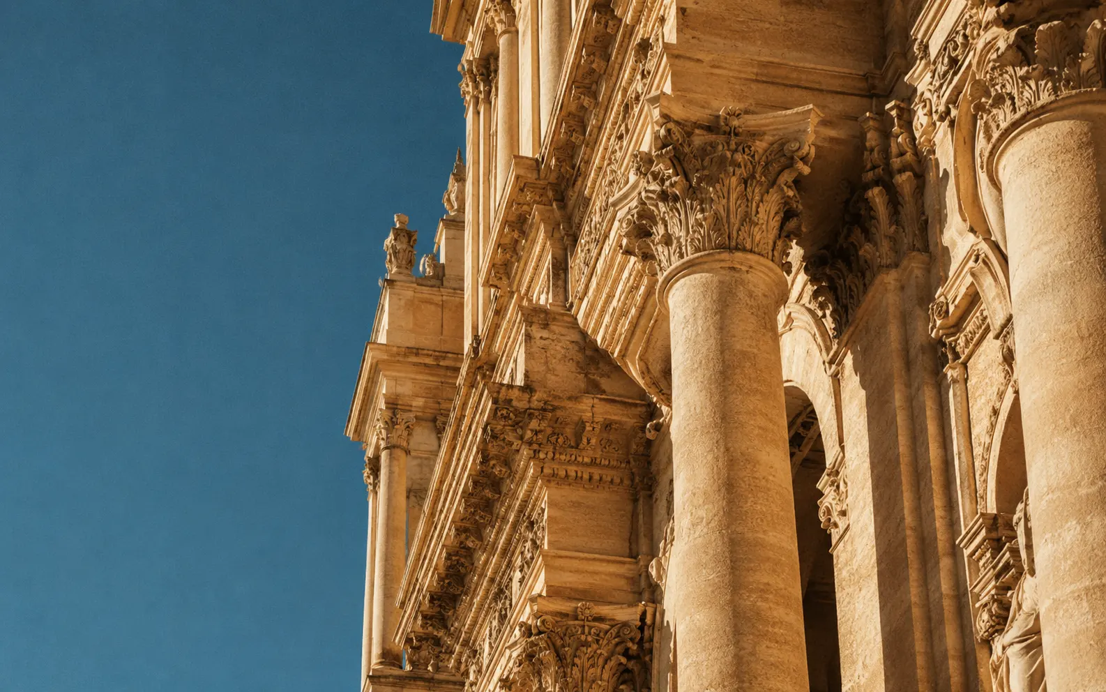 Le colonne barocche del centro storico di Noto, illuminate dal sole