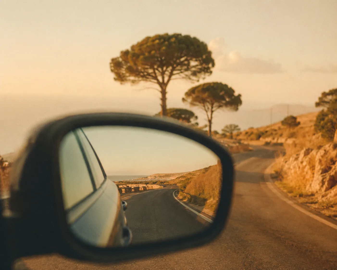 Una strada panoramica della campagna siciliana al tramonto
